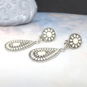 Keleties, törtfehér, festett fülbevaló