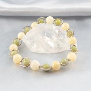 Kétféle jádéból készült karkötő