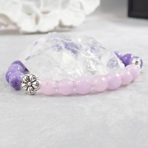 Lila karkötő virágokkal