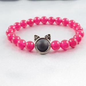 Málnaszínű jáde karkötő cicafejjel