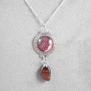 Mandalás medál vörös tigrisszemmel