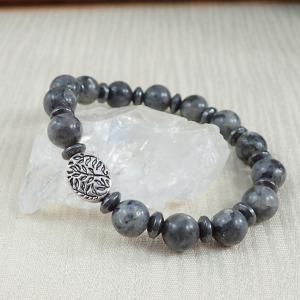 Norvég labradorit karkötő indamintás gyönggyel