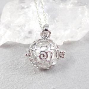 Nyitható medál, howlit gyönggyel, kicsi