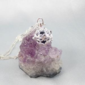 Nyitható medál, mélylila gyönggyel, kicsi