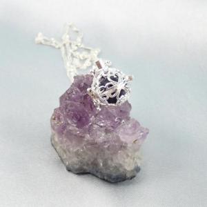 Nyitható medál, mélylila gyönggyel, kicsi