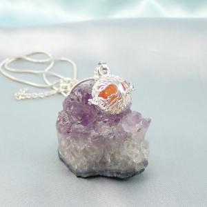 Nyitható medál, narancsszín gyönggyel, kicsi