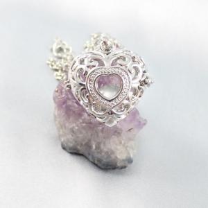 Nyitható, szív alakú medál ezüstszürke gyönggyel