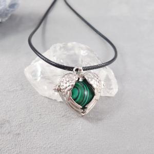 Nyitható, szív alakú medál malachittal