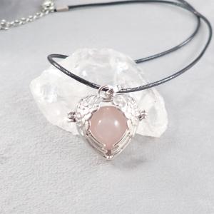 Nyitható, szív alakú medál rózsakvarccal