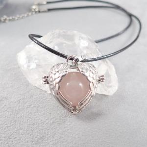 Nyitható, szív alakú medál rózsakvarccal