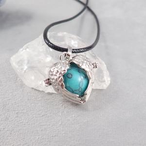 Nyitható, szív alakú medál türkinittel