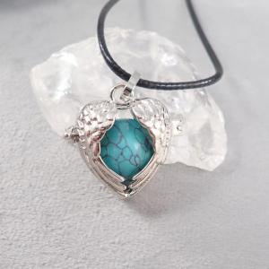 Nyitható, szív alakú medál türkinittel