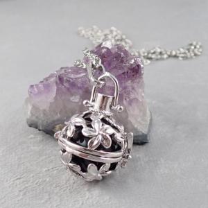 Nyitható, virágmintás medál fekete gyönggyel