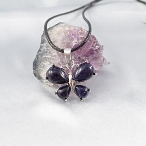 Pillangó medál, kék napkővel