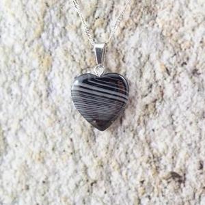 Szív formájú sávos achát medál nyakláccal, szürke