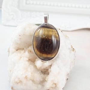 Tigrisszem medál egyszerű vonalú keretben