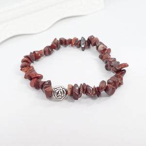 Vörös jáspis szemcse karkötő rózsa mintájú gyönggyel