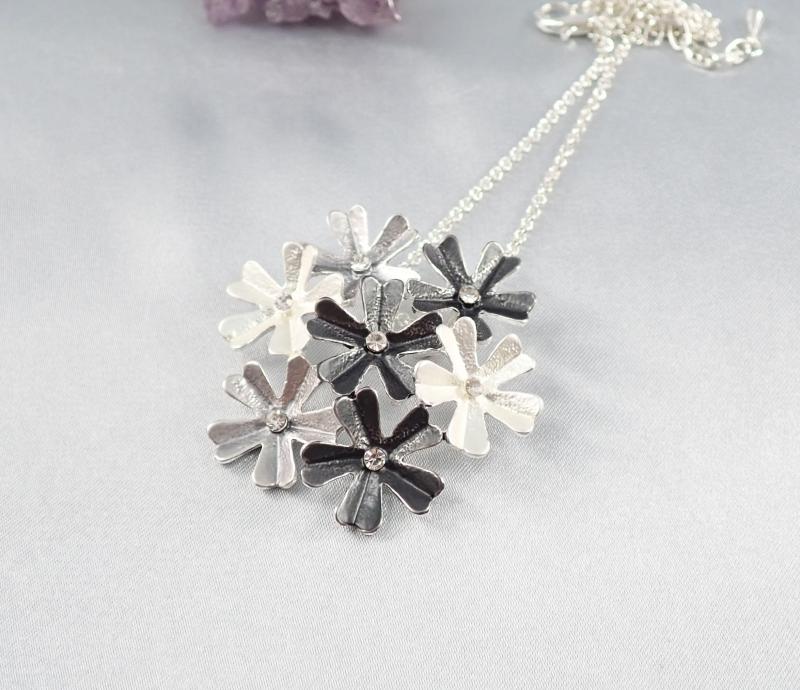 Fekete-ezüst virágok medál