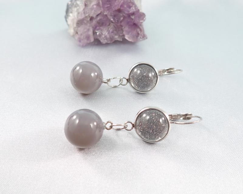 Fülbevaló acháttal, szürke