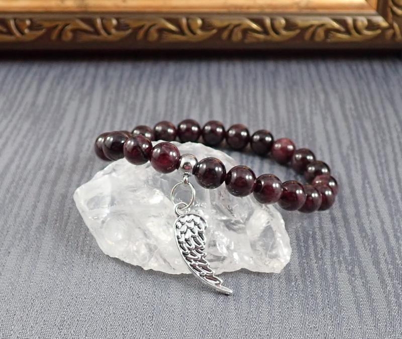 Gránátkő karkötő angyalszárnnyal