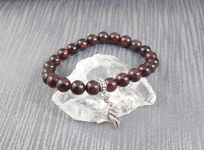 Gránátkő karkötő csillogó angyalszárnnyal