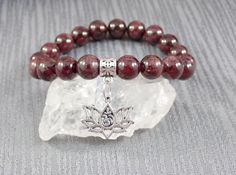 Gránátkő karkötő lótusz medállal
