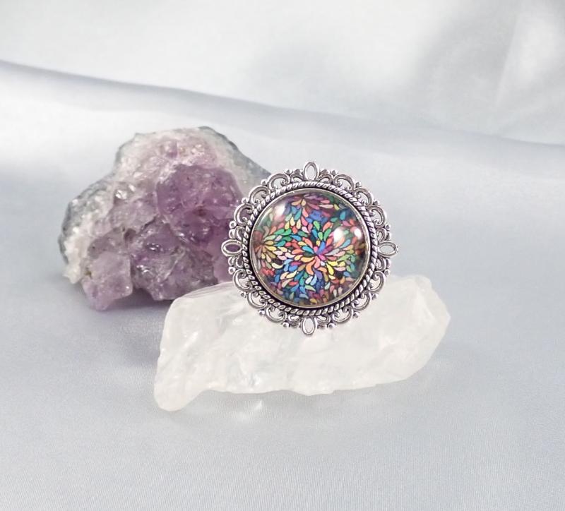 Gyűrű sokszínű mintával