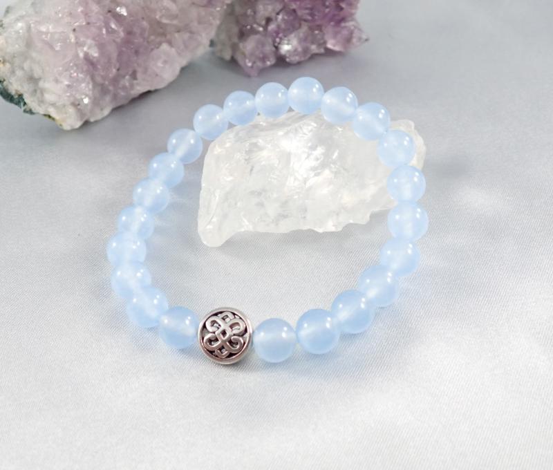 Halványkék jáde karkötő fém gyönggyel