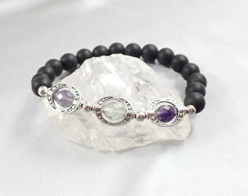 Holdkapu karkötő, fekete, három gyöngyös