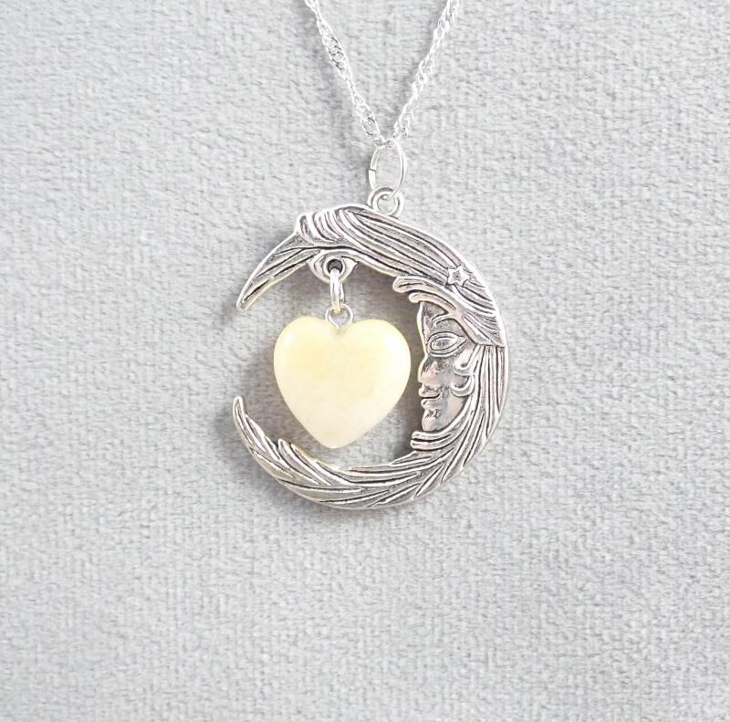 Holdnővér medál jáde szívvel