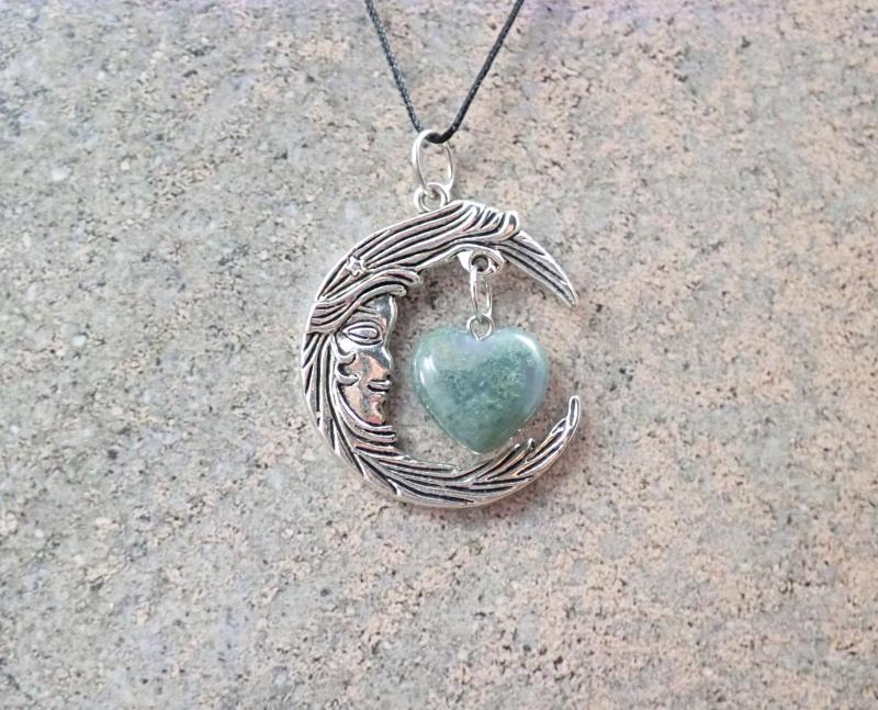 Holdnővér medál mohaachát szívvel