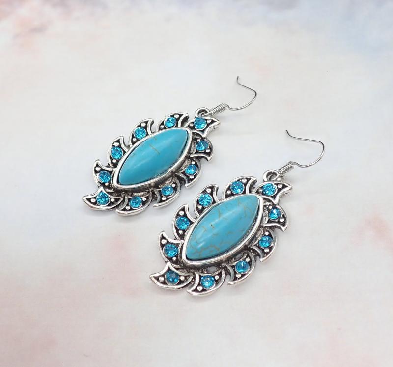 Ívelt, köves fülbevaló