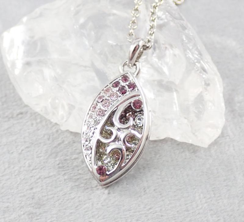 Íves, köves medál