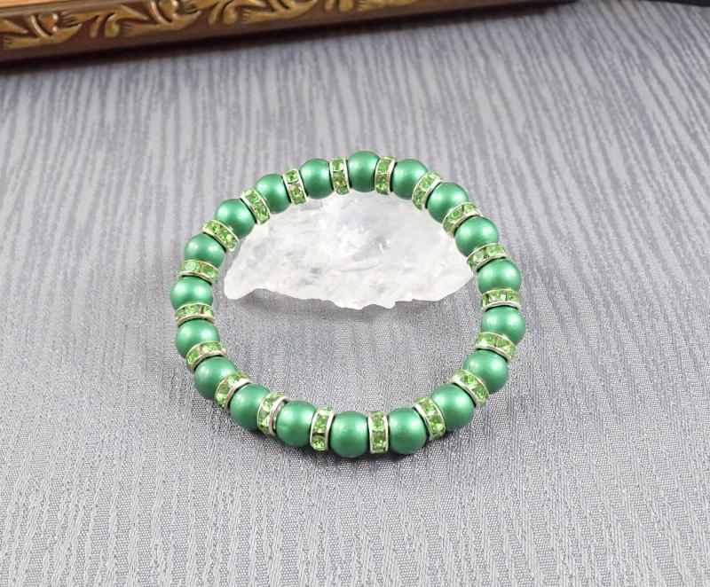 Jáde karkötő csillogó köztesekkel, zöld