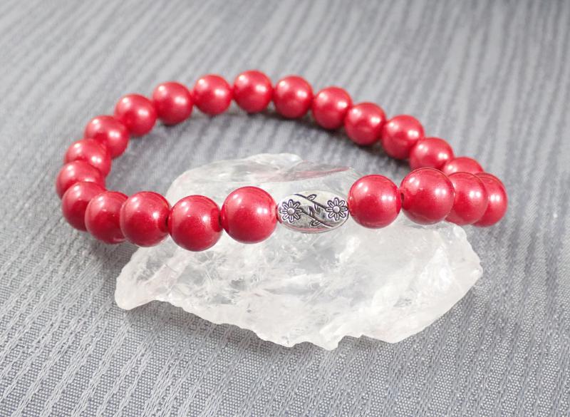 Jáde karkötő fém dísszel, piros (L)