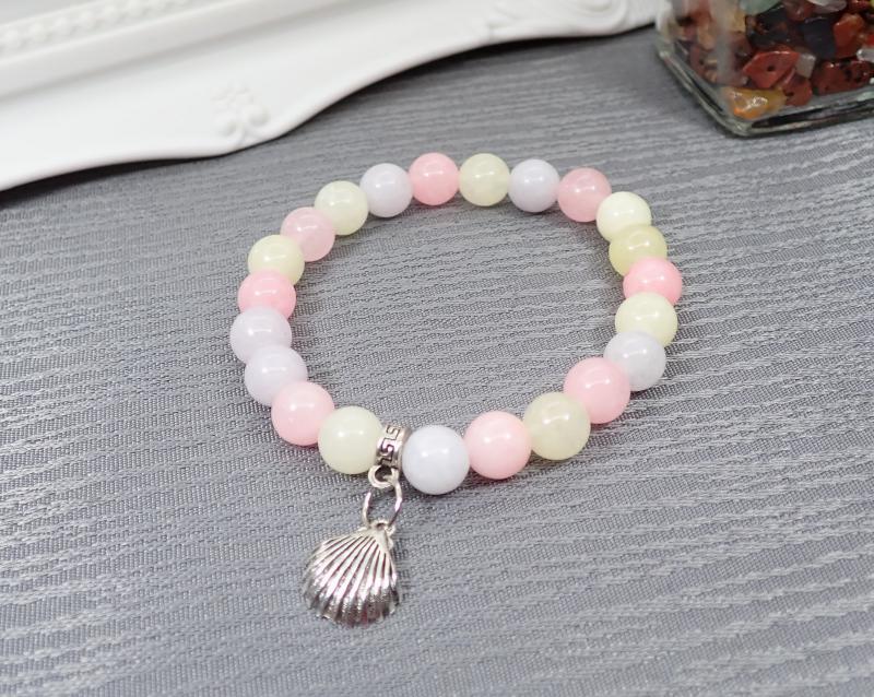 Karkötő lágy színekből, kagylócskával