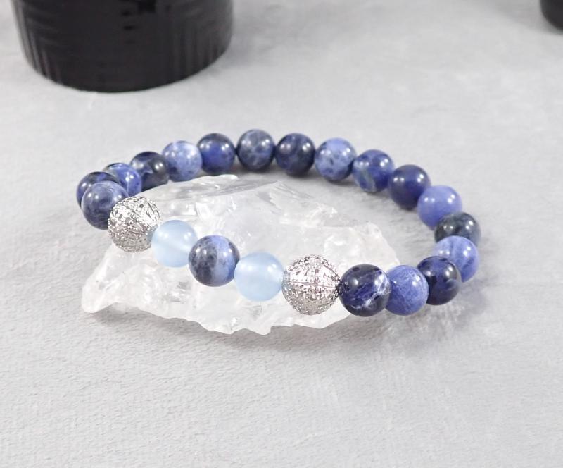 Kék achát karkötő csipkés gömbökkel