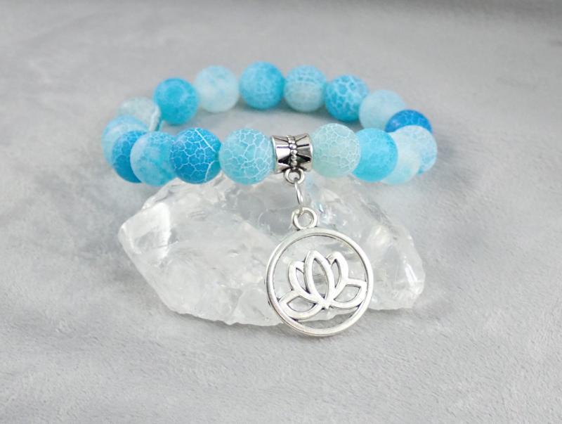 Kék achát karkötő lótusszal