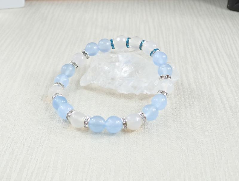 Kék és fehér jáde karkötő