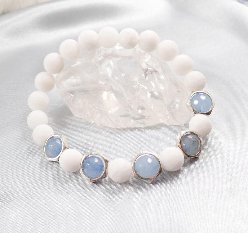 Kék-fehér jáde karkötő szögletes gyöngykerettel