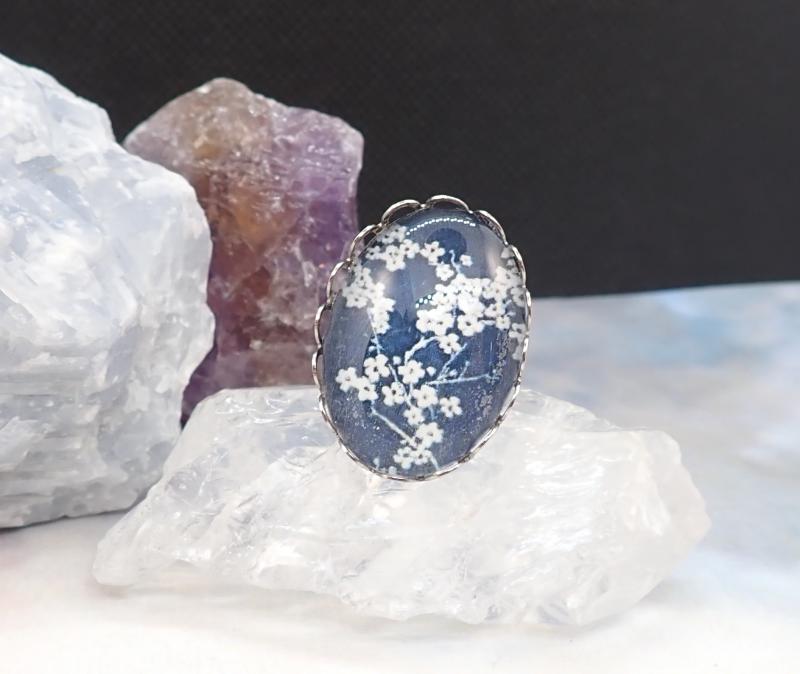 Kék-fehér virágos gyűrű