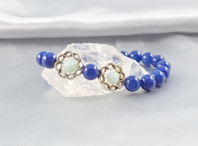 Kék jáde karkötő hullámos gyöngykerettel