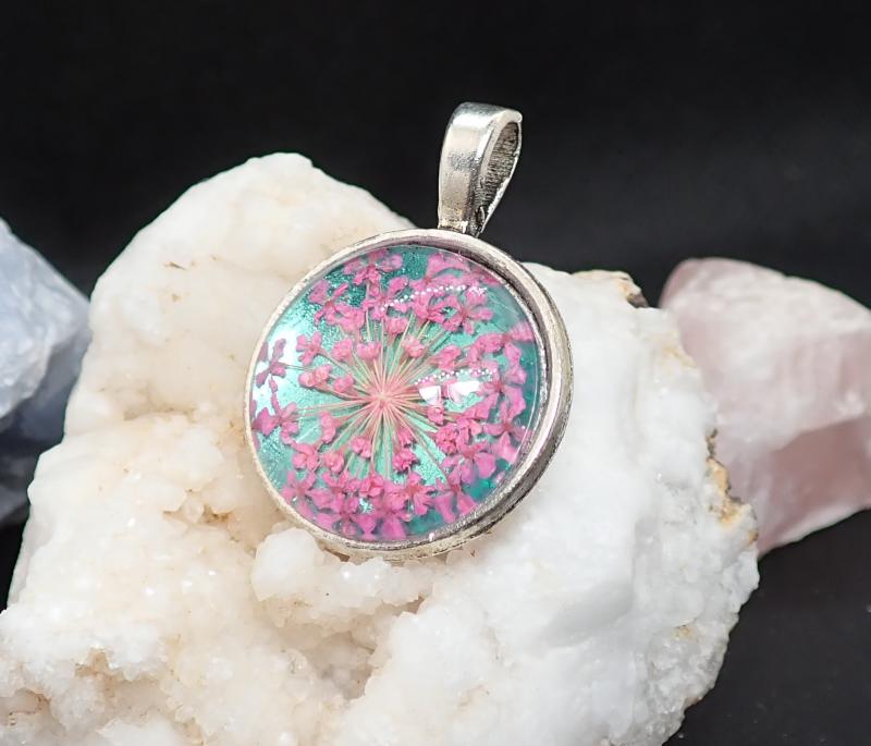 Kék-pink virágos medál