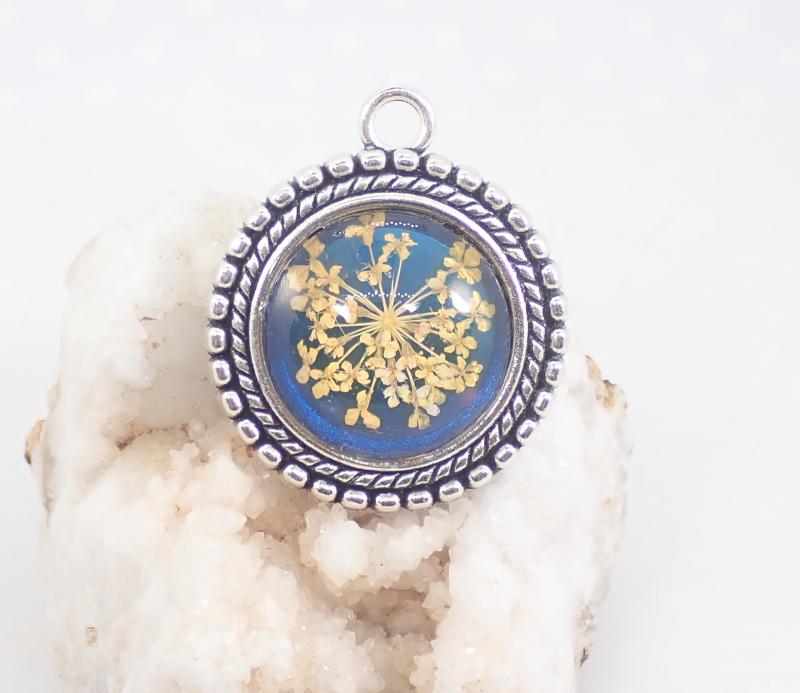 Kék-sárga virágos medál