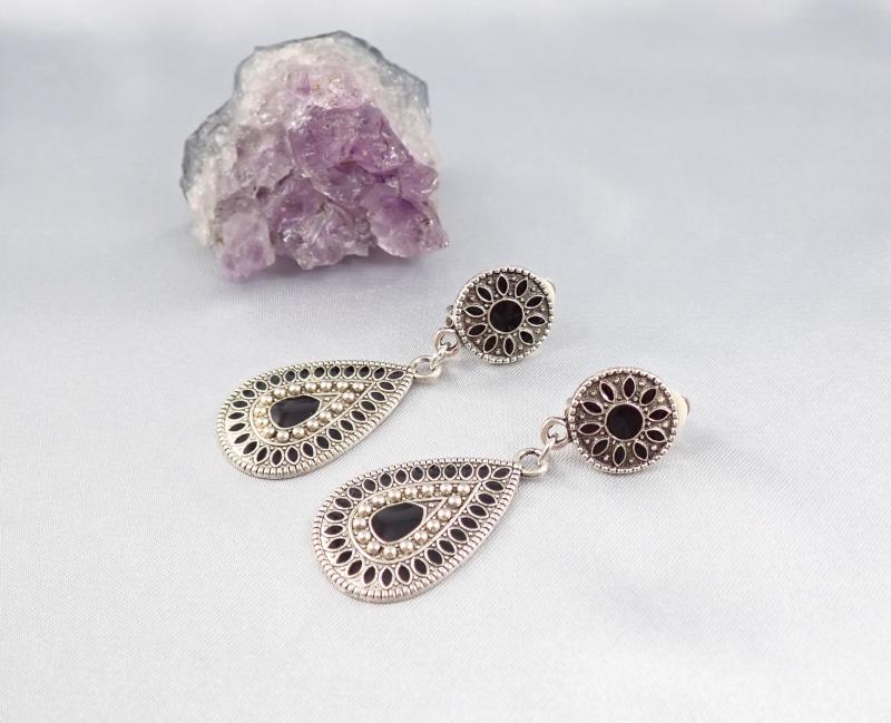 Keleties fekete, festett fülbevaló