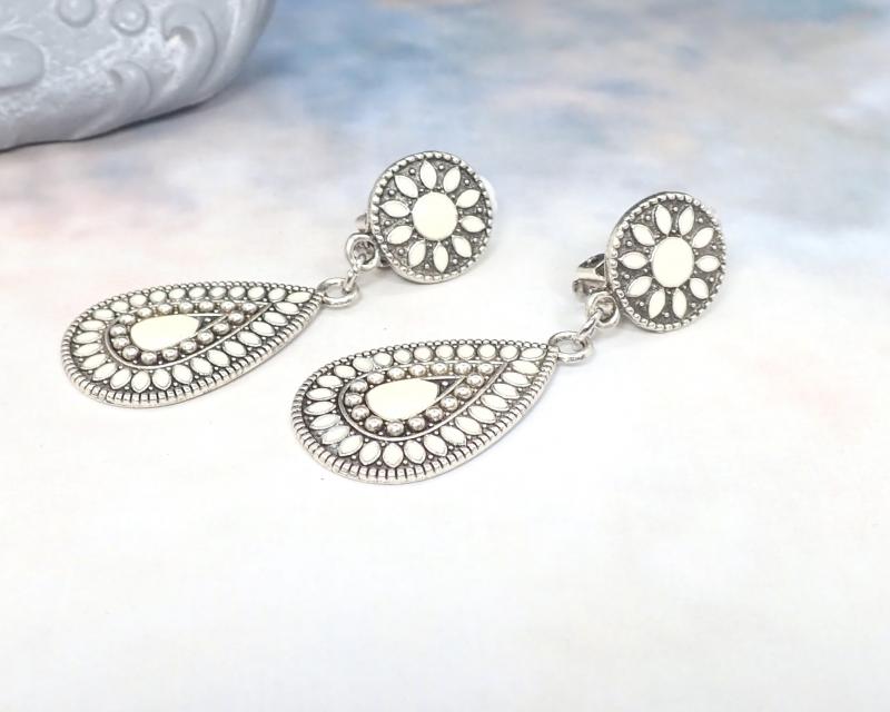 Keleties, törtfehér, festett fülbevaló