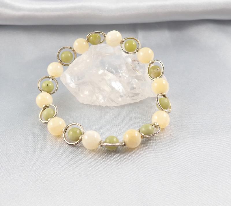 Kétféle jádéból készült karkötő