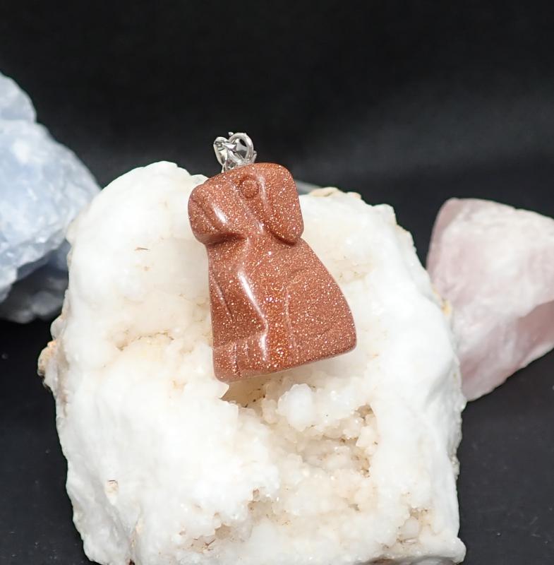 Kutya formájú napkő medál