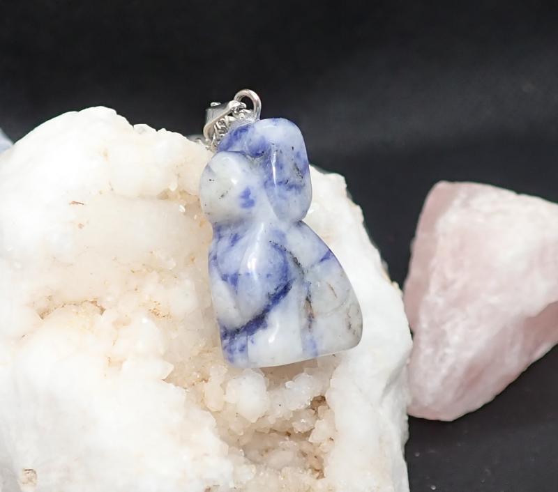 Kutya formájú szodalit medál