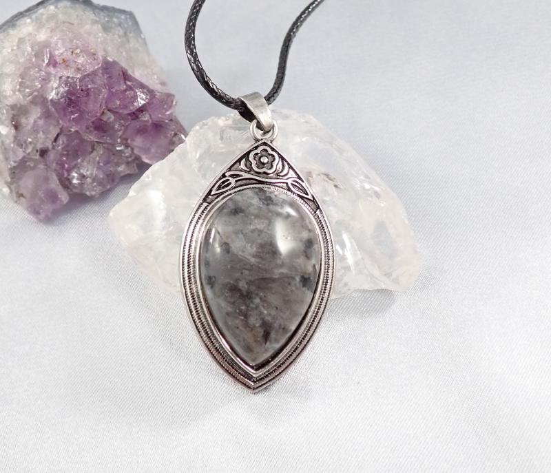 Labradorit medál antik hatású keretben 1